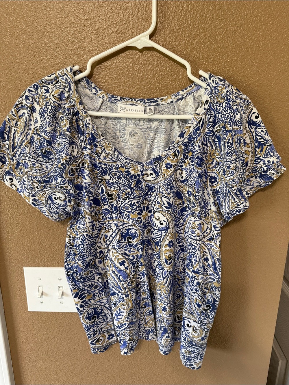 🥳 7/$10!! Rafaella Navy, White & Gold Paisley Short Sleeve Tee